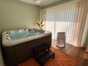 Luxury Apartment with Indoor Jacuzzi